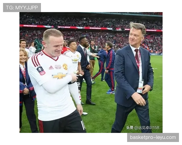 范加尔执教曼联期间战术革新引关注，球队风格焕然一新