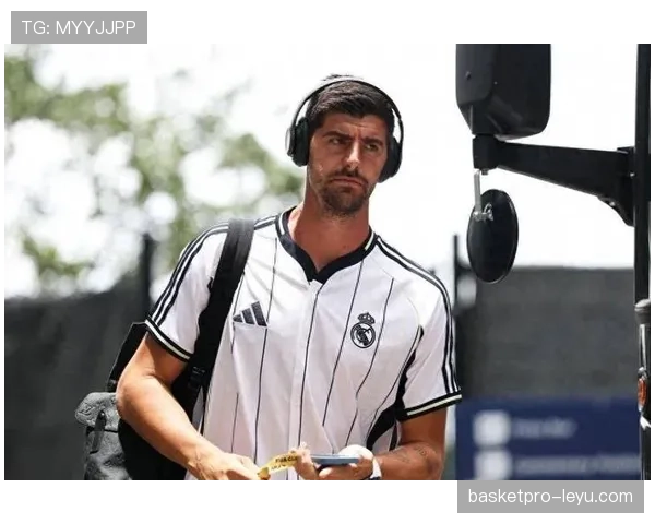 库尔图瓦1亿欧元转会费创门将历史纪录,引发足坛广泛关注 库尔图瓦1亿欧元转会费创门将历史纪录,引发足坛广泛关注