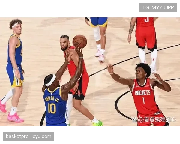 阿门·汤普森挡拆制造多次错位，拉开防线提升三分命中率